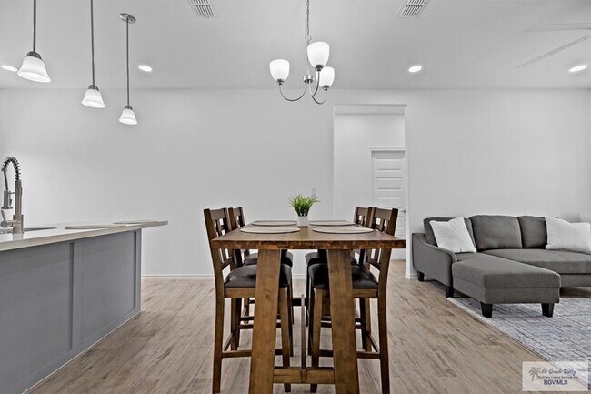 Photo - 422 Arroyo Ln