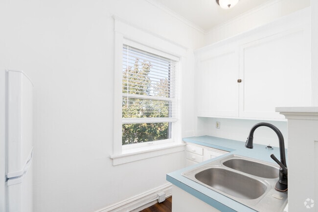 0BR, 1BA - 406SF - Kitchen