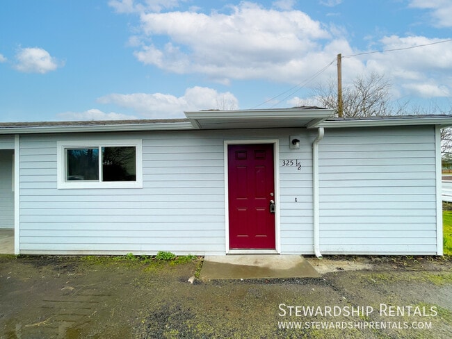 Building Photo - 325½ Schooling St.-