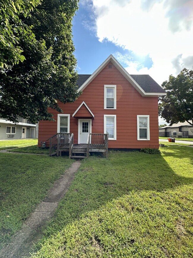 Building Photo - 4 Bed 1 Bath near UWEC, Water Street, and ... Rental