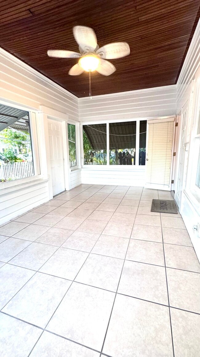 Photo - 114 S J St