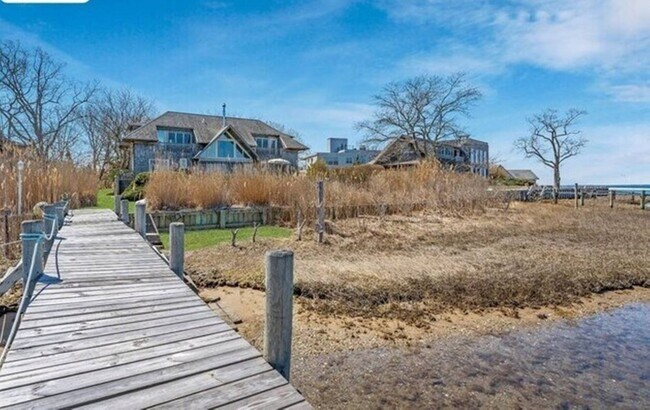 Photo - 105 W Neck Point Rd