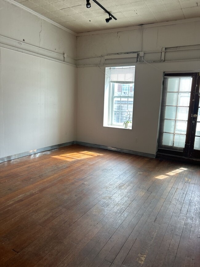 Building Photo - 736 1/2 Massachusetts St