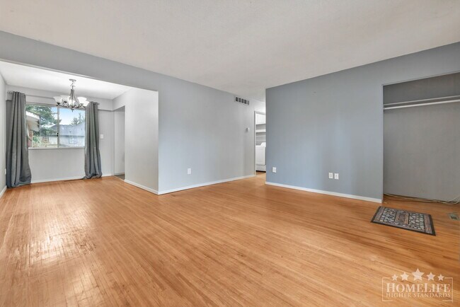 Photo - 3 Bed, 1.5 Bath House for Rent in White Rock! Unité House