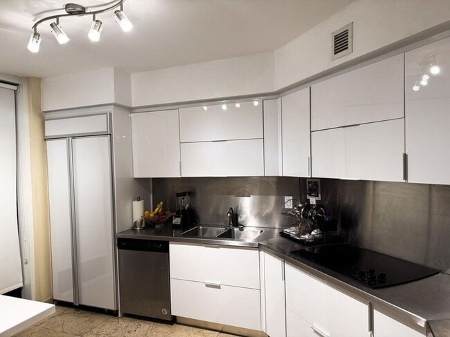 Building Photo - 18911 Collins Ave