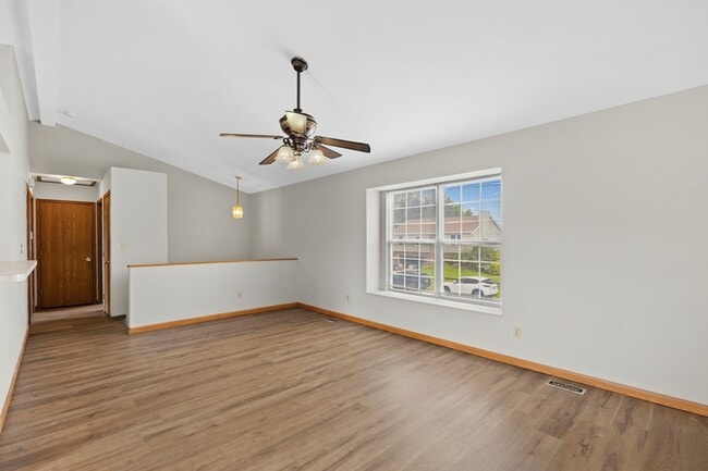 Photo - 708 Tobermory Ct