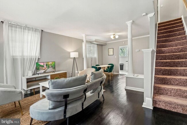 Photo - 576 49th Pl NE