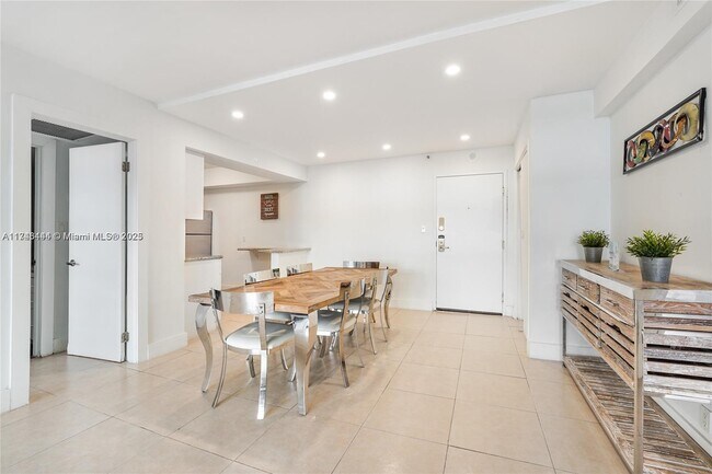 Photo - 5225 Collins Ave Unit 410