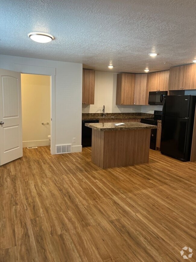 Building Photo - 2 bedroom 2.5 bath townhome