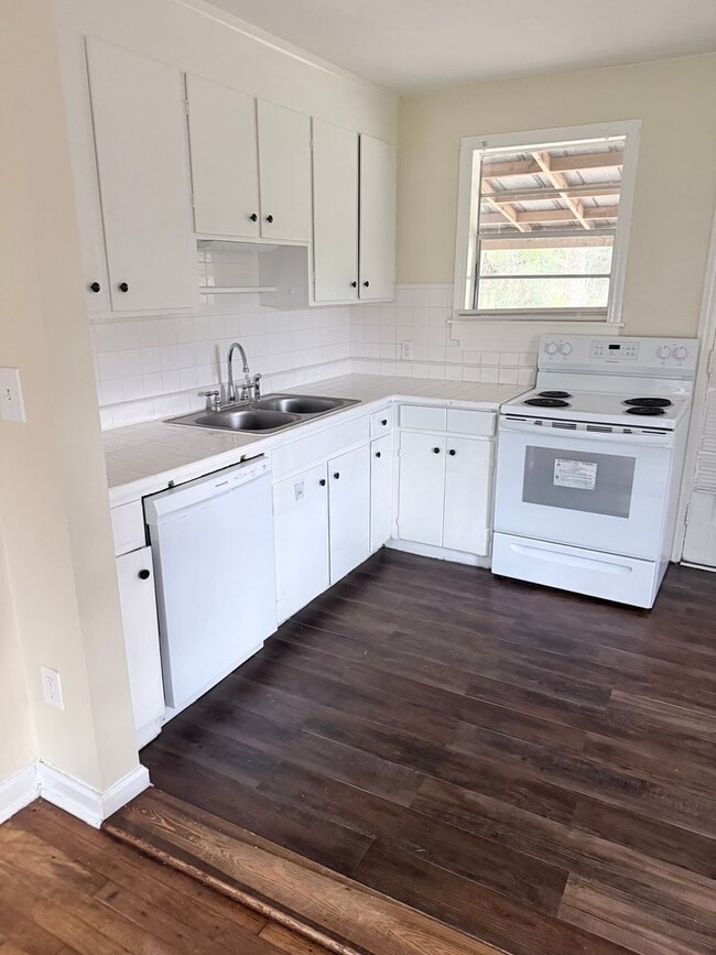 Building Photo - Derenne Dr Rental