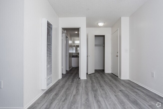 2BR, 1BA - 820 SF