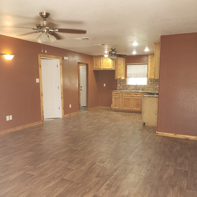 Photo - 710 W 4th St