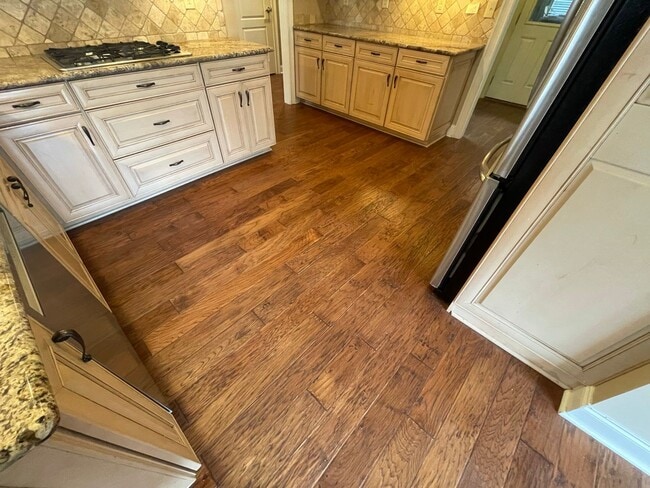 Photo - Beautiful 5 Bedroom 3 Bath In Taylor Lakes...