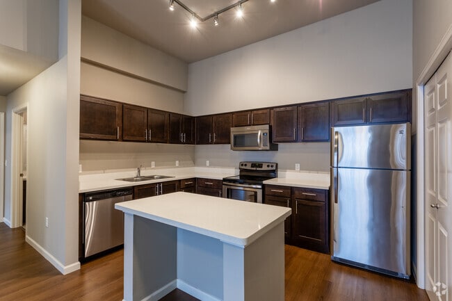 2BR, 2BA - 962 SF