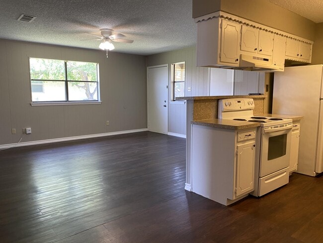 Photo - 136 Meador Ln