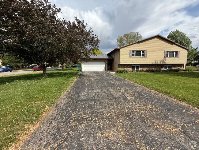 Building Photo - 5611 Glenway St Rental