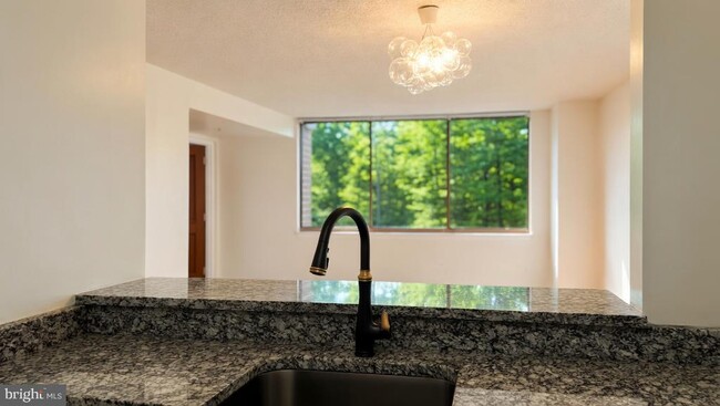 Photo - 10101 Grosvenor Pl Unidad 1603