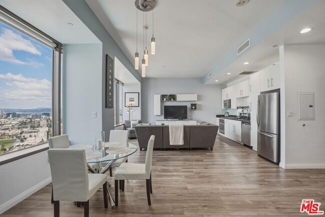 Photo - 1100 Wilshire Blvd Unidad 2201