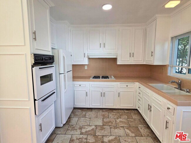 Photo - 1438 S Barrington Ave Unidad 6