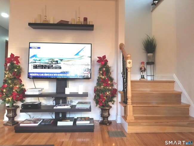 Photo - 1093 Shippan Ave