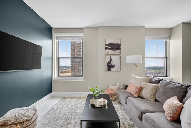 Building Photo - 400 Walnut St