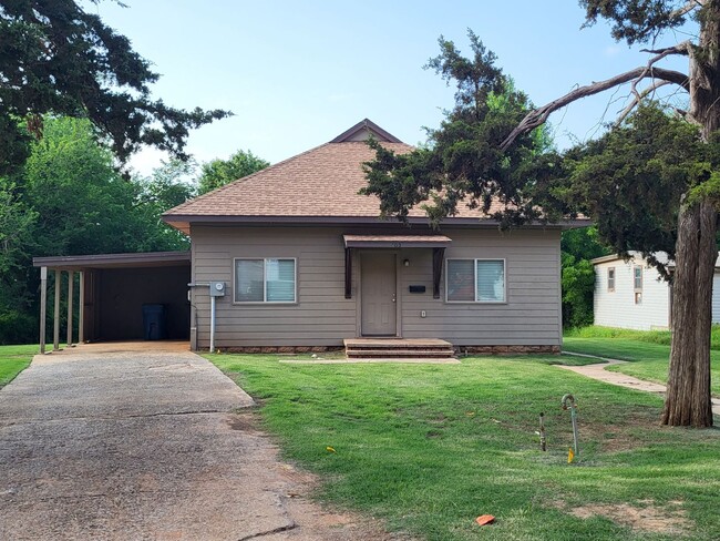 Photo - 2 bedroom 1 bathroom house in Downtown Edmond with central heat and air and washer/dryer hookup