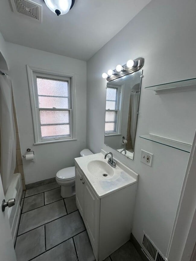 Building Photo - 6204 S McVicker Ave Unit 1F
