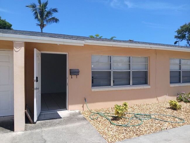 Building Photo - 1360 Carlton Ct Unit 1360 C Carlton Ct