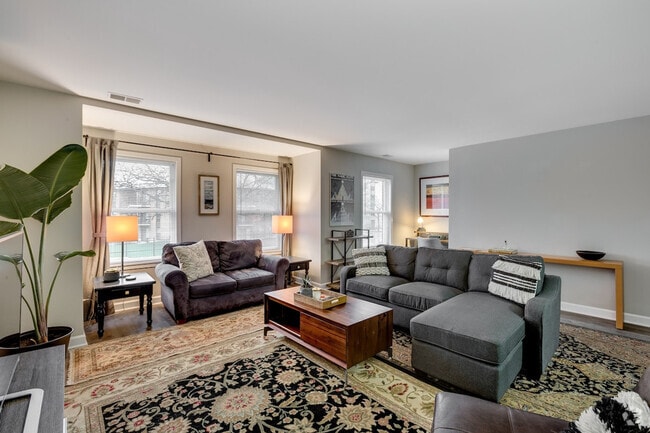 Building Photo - 226 S Hoyne Ave Rental