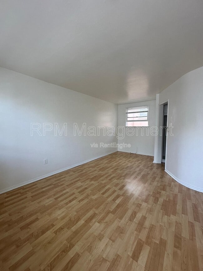 Building Photo - 1737 N Sycamore Ave Unit 204