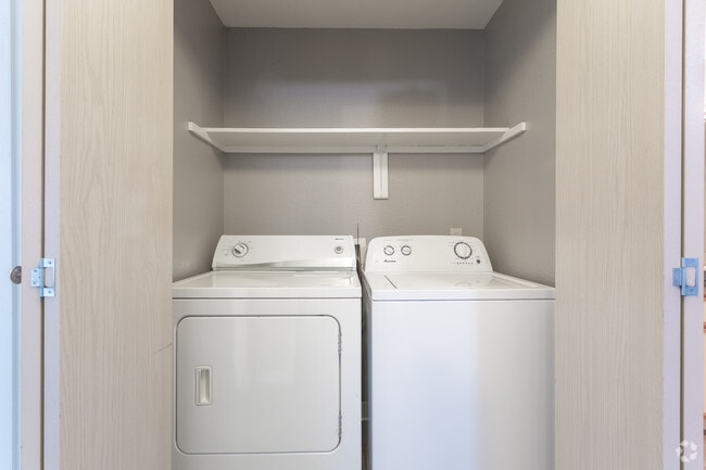 2BR, 1BA - 975 SF - L Shaped Layout