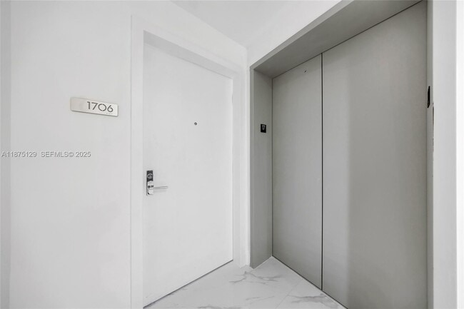 Photo - 700 NE 24th St Unidad 1706