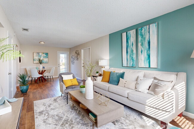 9th Ave - 2BR, 1BA - 925SF - Living Room