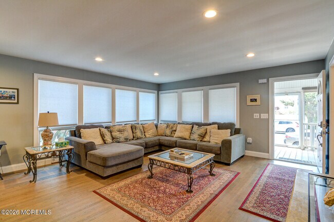 Photo - 10 E St