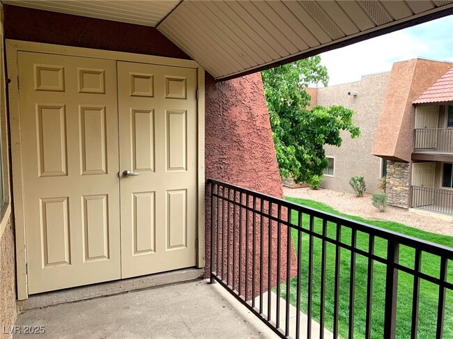 Building Photo - 5081 River Glen Dr Unit 120