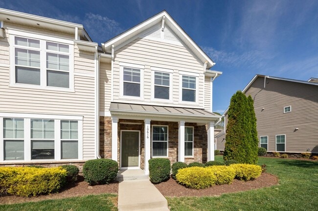 Photo - 3 Bedroom Corner Townhome!!! Available Early-Mid April****