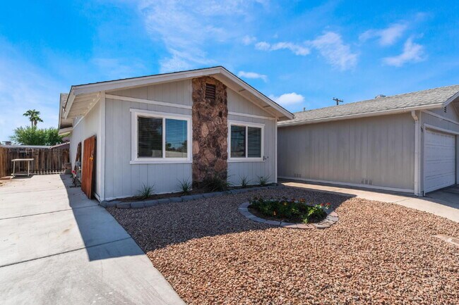 "Charming 3-Bed Oasis with 2 Full Baths in Vibrant Las Vegas - 1315 Sq Ft of Comfort!"
