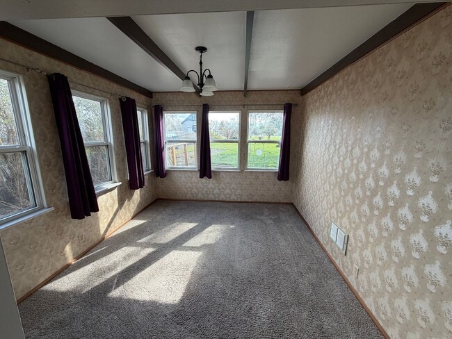 Photo - Clean, Updated Home with Large Yard in Klamath Falls