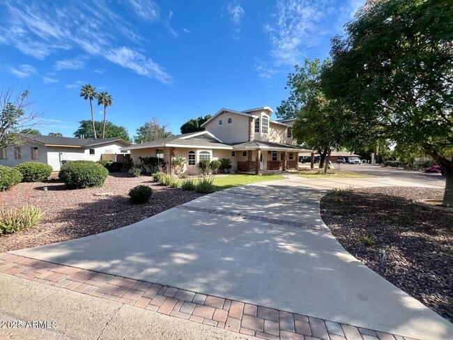 219 W Harmont Dr