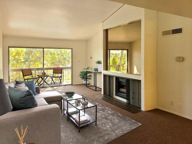 Ejemplo de sala de estar amueblada - 440 Veteran Ave Unidad 405