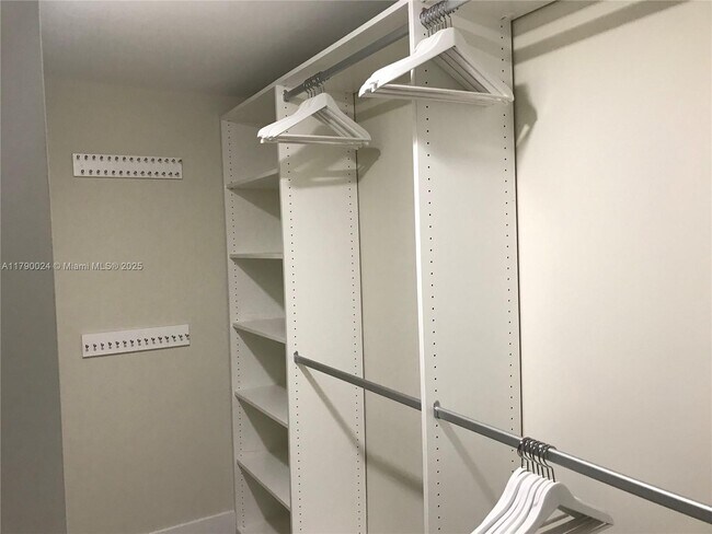 Photo - 92 SW 3rd St Unidad 2302