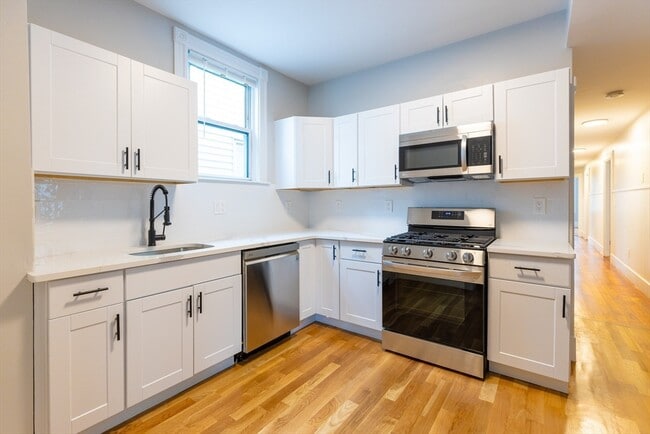 Building Photo - 206 H St Unit 2