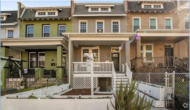 Building Photo - 4 bed 3.5 bath. Parking! Pets Welcome! Rental