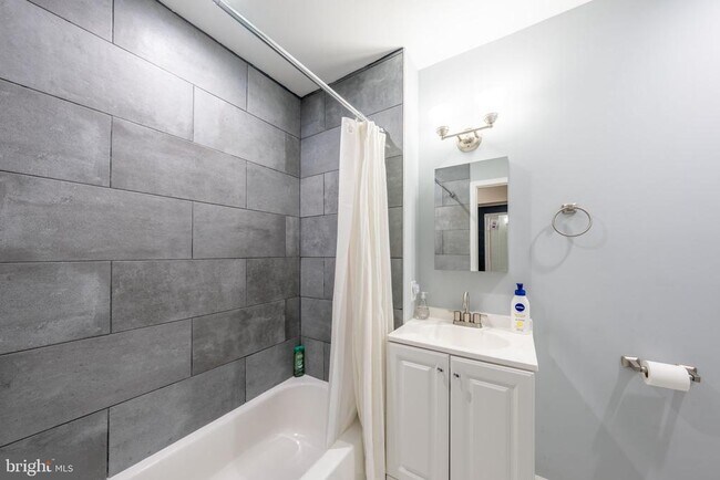 Photo - 2205 Emerald St