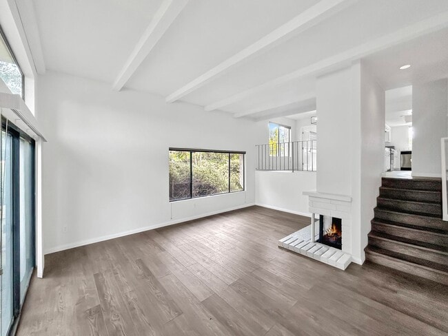 Building Photo - Beautiful 3BD/3BA W/ Attached Garage and I...