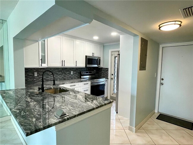 Building Photo - 801 N Ocean Blvd Unit 202