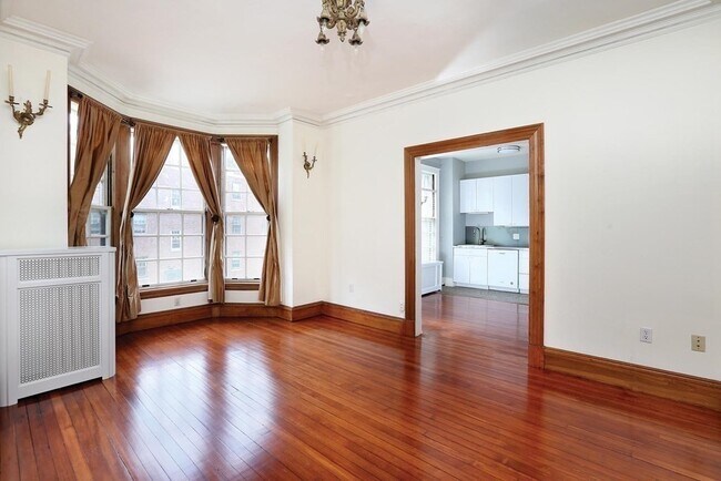 Building Photo - 1514 Beacon St Unit 27