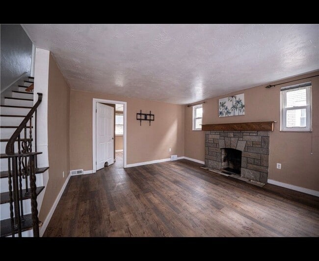 Photo - 924 James St