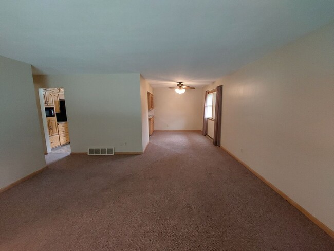 Photo - 3 Bedroom 2 1/2 bath brick ranch with fenc... House