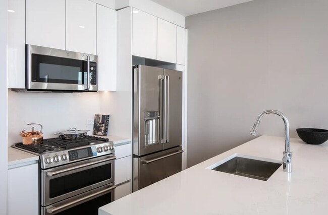 Building Photo - 511 W 36th St. Unit 28B